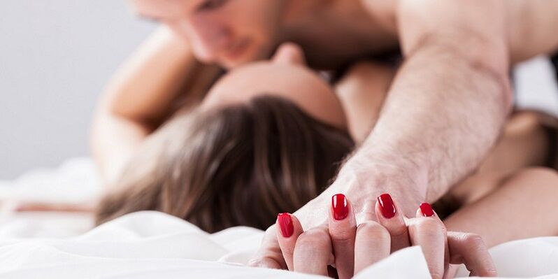 intimidade cun accesorio para aumentar o pene